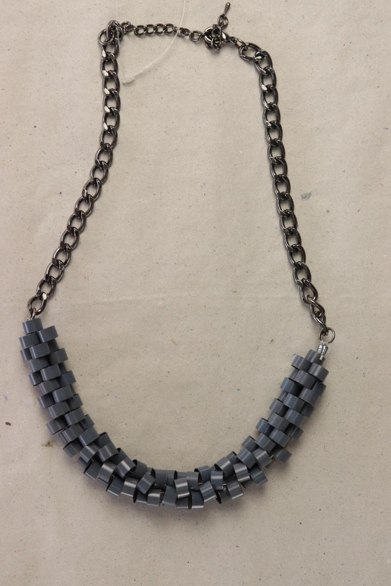 Second Hand Outfit Größe S mit Vero Moda Oversize-Bluse in Gr. S und Halskette