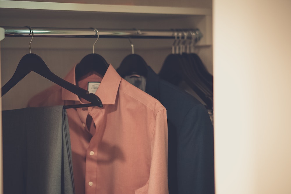 Tipps und Tricks für einen minimalistischen Kleiderschrank