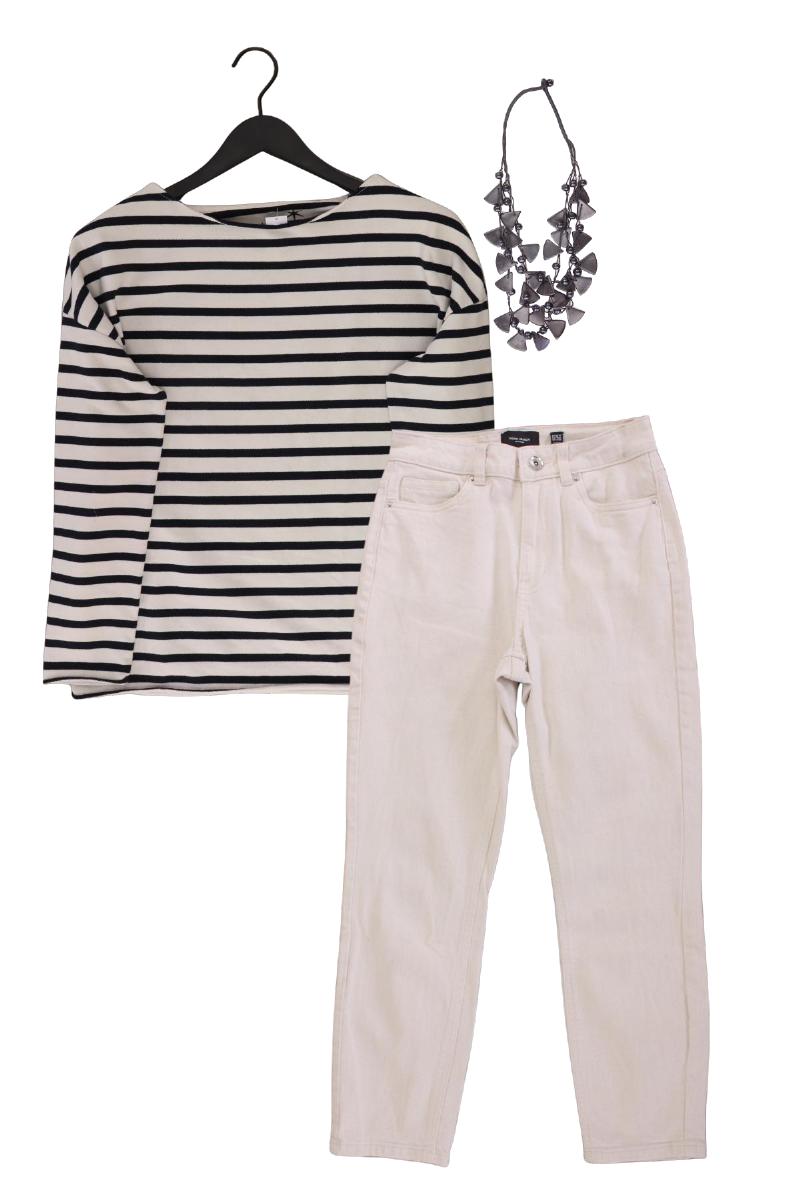 Second Hand Outfit Größe XS mit Juvia Feinstrickpullover in Gr. XS und Halskette