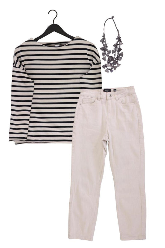 Second Hand Outfit Größe XS mit Juvia Feinstrickpullover in Gr. XS und Halskette