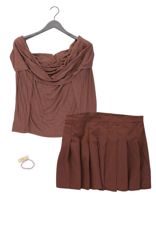 Second Hand Outfit Größe XXL mit Slim Shirt in Gr. XXL, Faltenrock in Gr. XXL