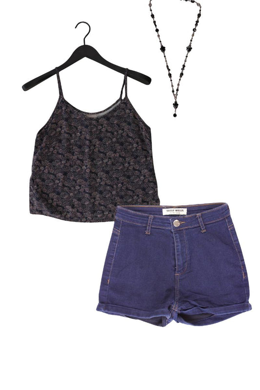 Second Hand Outfit Größe S mit Spaghetti-Top in Gr. S, Jeansshorts in Gr. 36