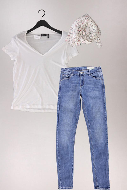 Second Hand Outfit Größe XS mit Asos Shirt mit V-Ausschnitt in Gr. 34 und Tuch