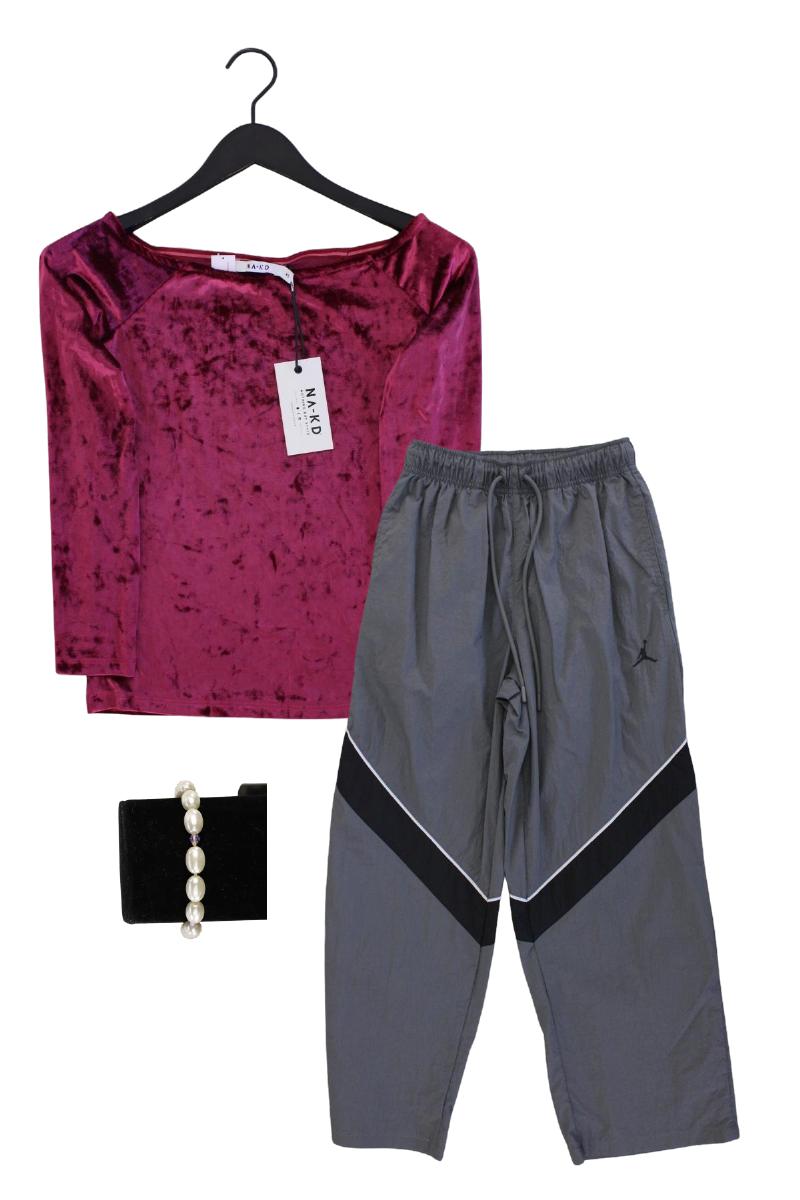 Second Hand Outfit Größe XS mit NA-KD Regular Shirt in Gr. XS und Armband