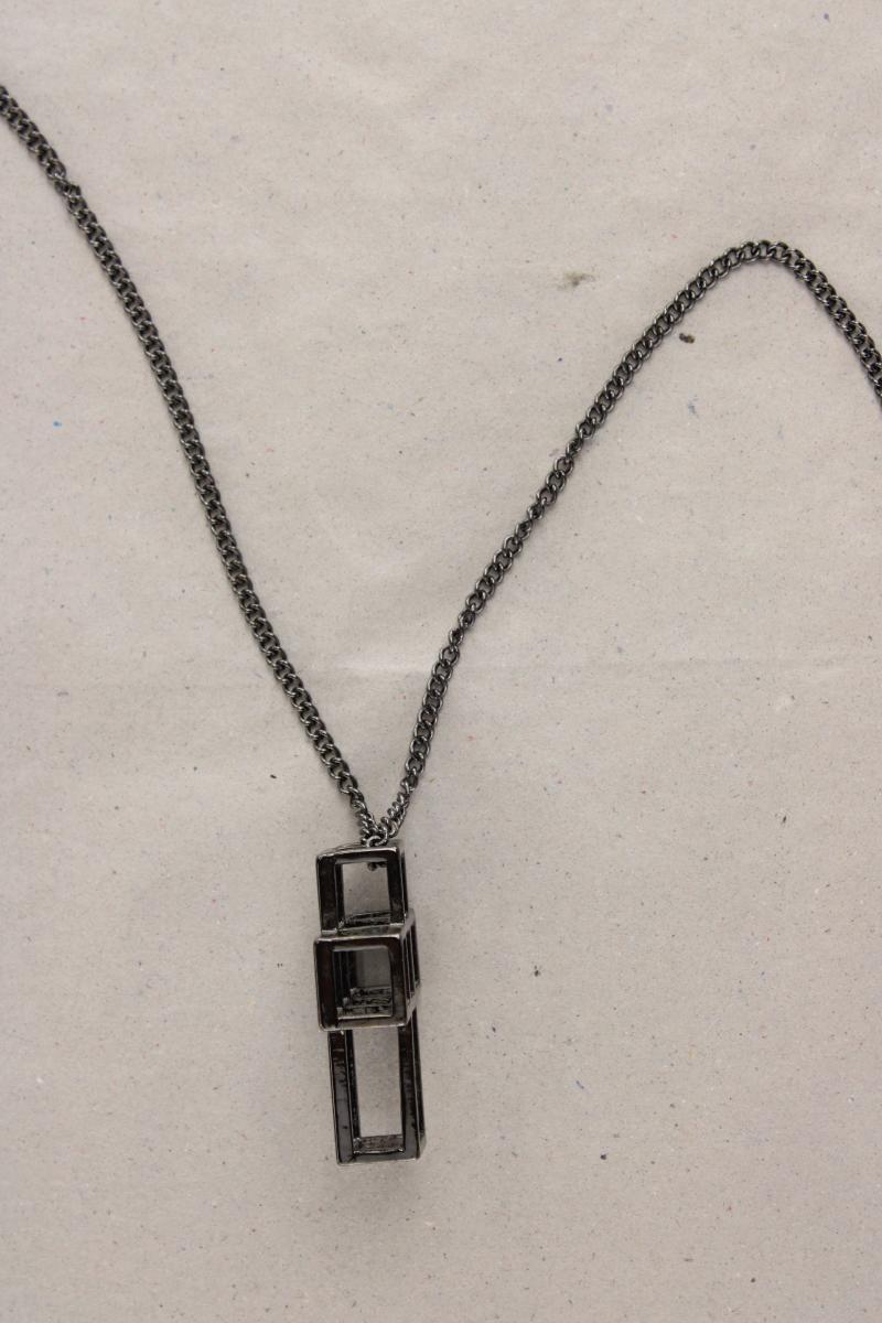 Halskette mit Kreuzanhänger grau