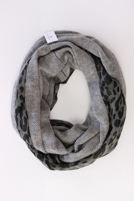 Schal mit Tierdruck grau