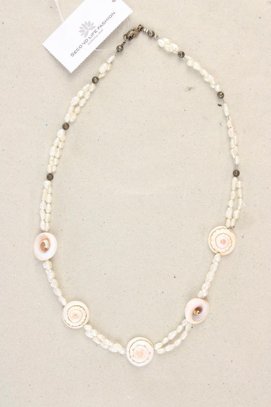 Halskette mit Muscheln creme