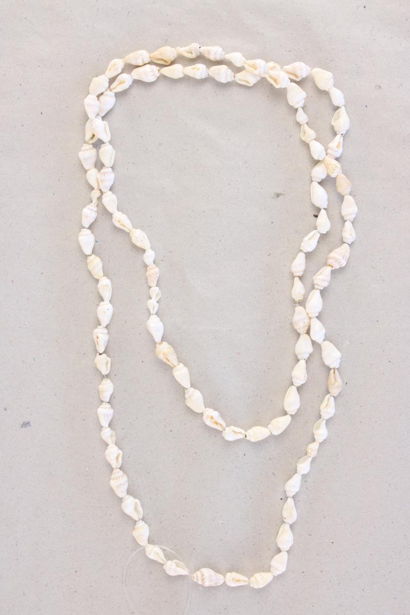 Halskette mit Muscheln weiß