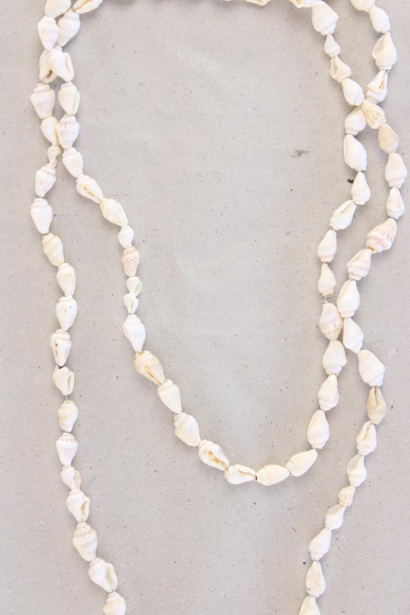 Halskette mit Muscheln weiß