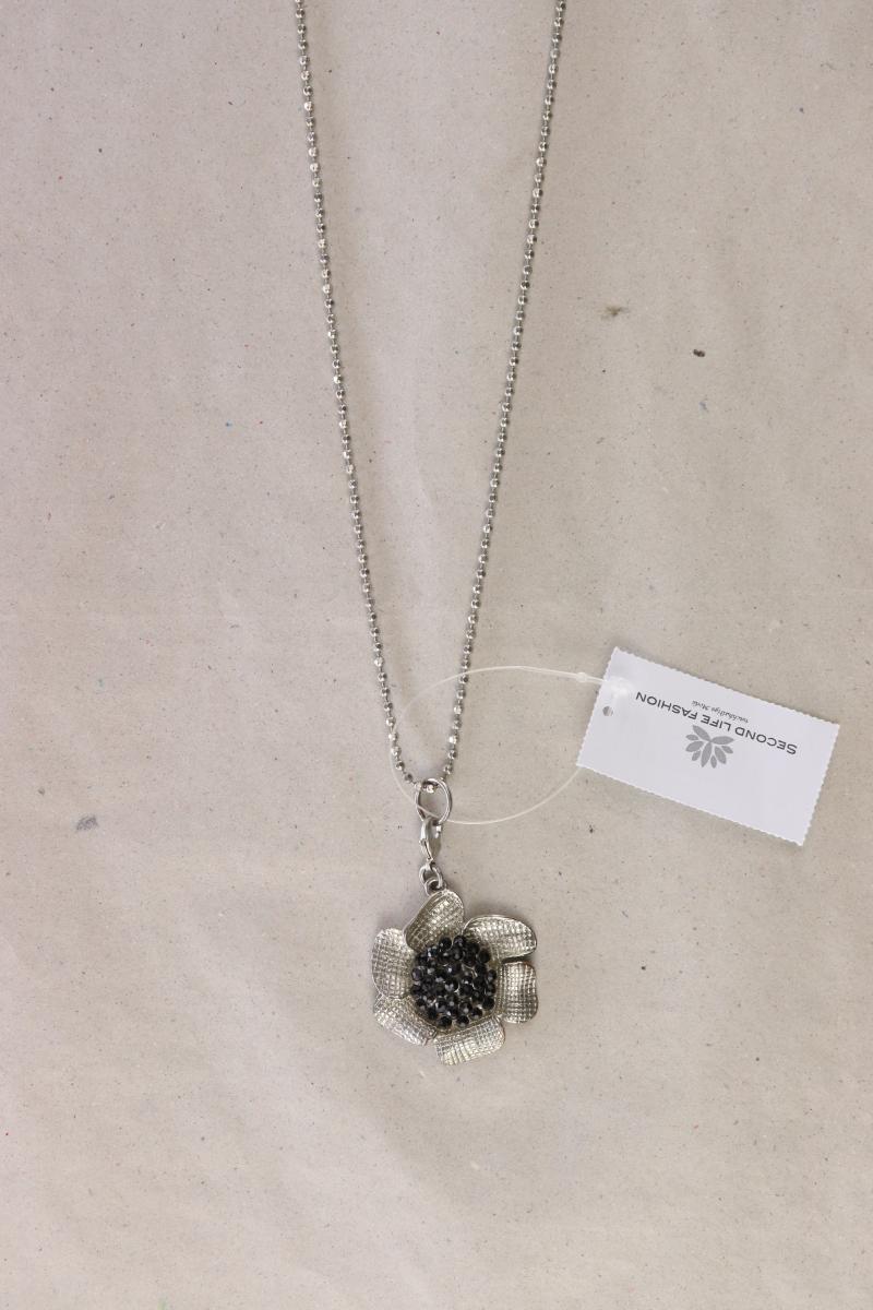 Second Hand Outfit Größe XS mit Esprit Rüschenbluse in Gr. XS und Halskette