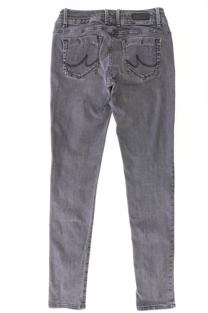 Second Hand Outfit Größe L mit Ted Baker Rüschenbluse in Gr. 42 und Halskette